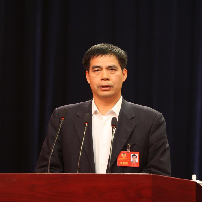 图为图为自治区政协委员,金融集团党委书记,董事长蒙坤伟在中国人民